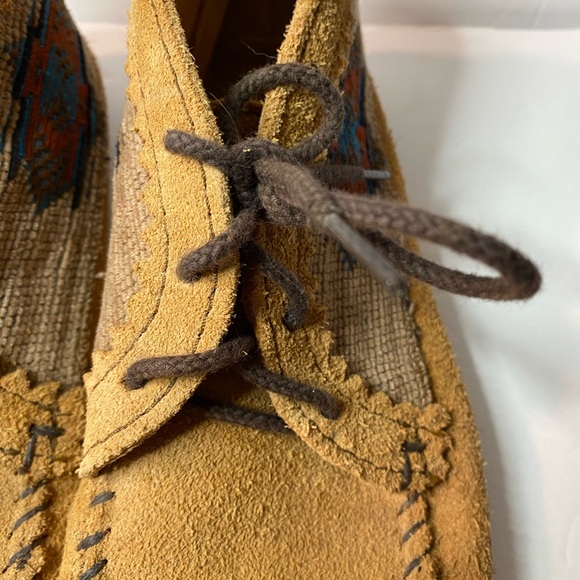 Minnetonka Moccasins tan Ankle Boots 5.5 lace up star pattern on both sides - Picture 13 of 13